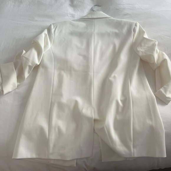 Danielle Bernstein white blazer - Picture 10 of 10